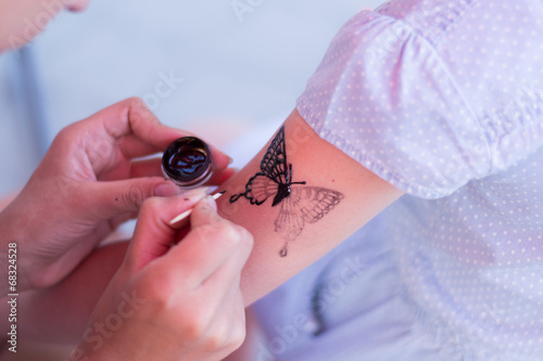 child draw a tattoo
