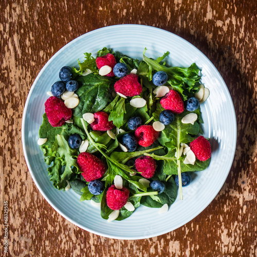 Green salad with berries and almonds