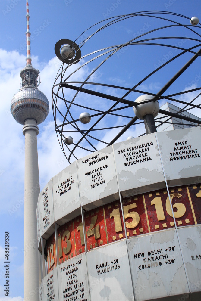 Fototapeta premium Weltzeituhr mit Fernsehturm am Berliner Alexanderplatz