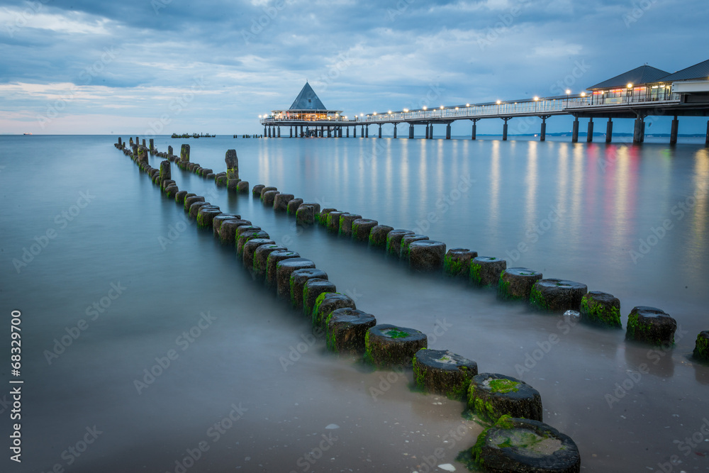 Obraz premium Wooden Breakwater during Sunset at the Coast of the Baltic Sea a