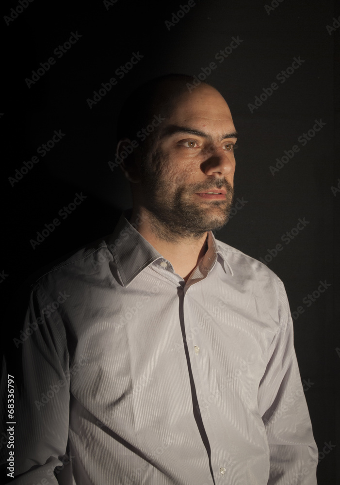Fototapeta premium Giovane uomo su fondo nero