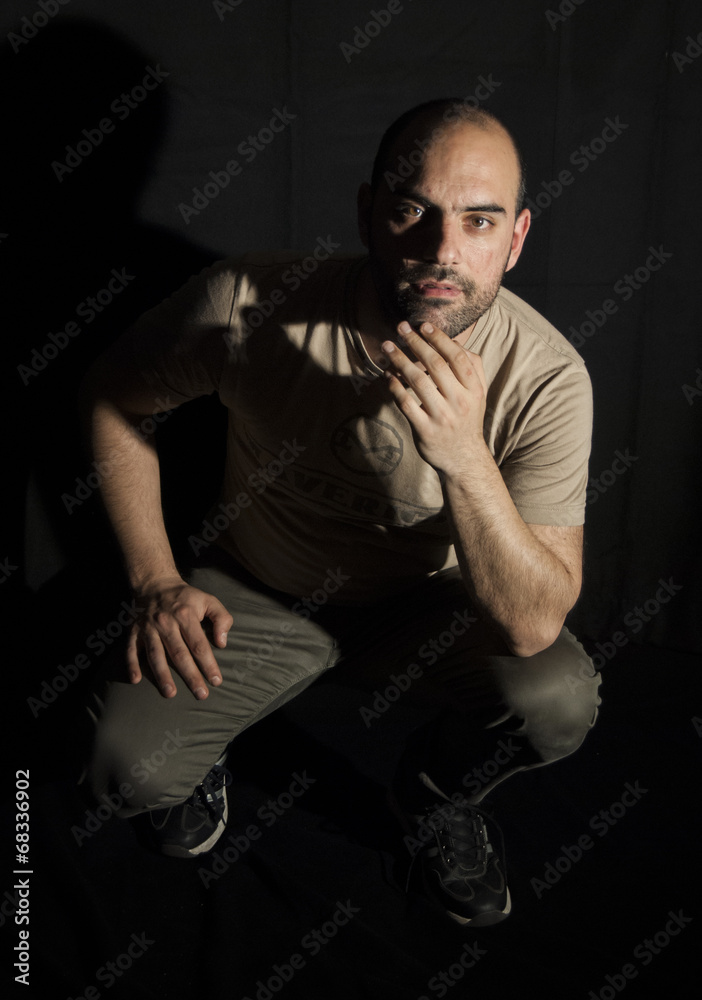 Giovane uomo su fondo nero