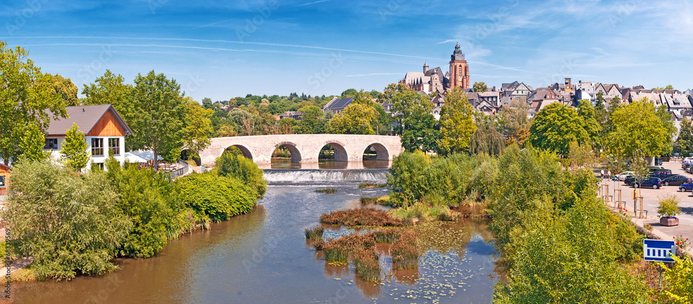 Die Lahn bei Wetzlar mit Dom, Altstadt und alter Brücke