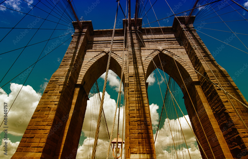 Obraz premium Powerful structure of Brooklyn Bridge Center Pylon on a beautifu