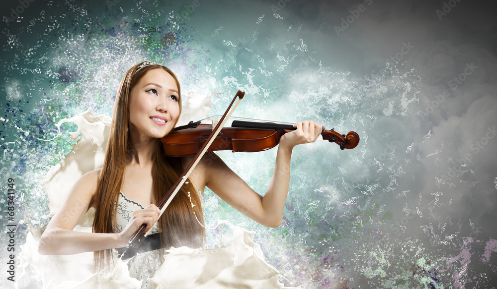 Woman violinist