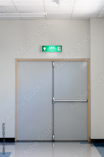 Slika na platnu fire exit door