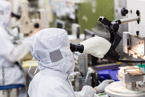 Obraz na płótnie Operator in factory use microscope w salonie