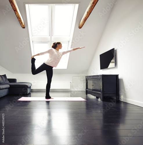 Φωτογραφία Beautiful woman practicing yoga exercises at home