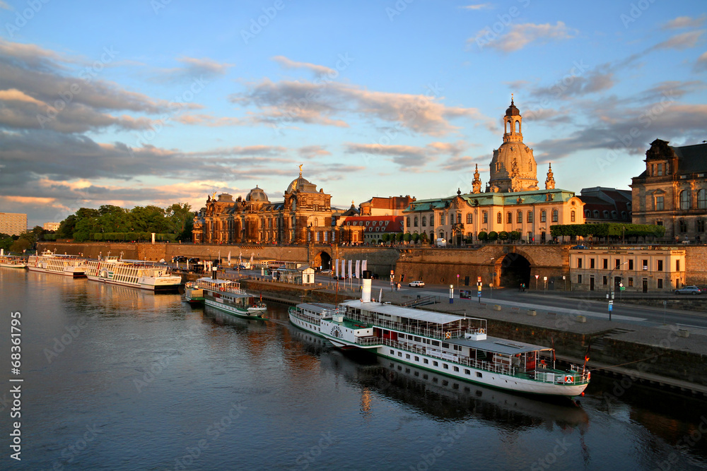 Naklejka premium Dresden Brühlsche Terrasse mit Dampferanlegestelle am Abend