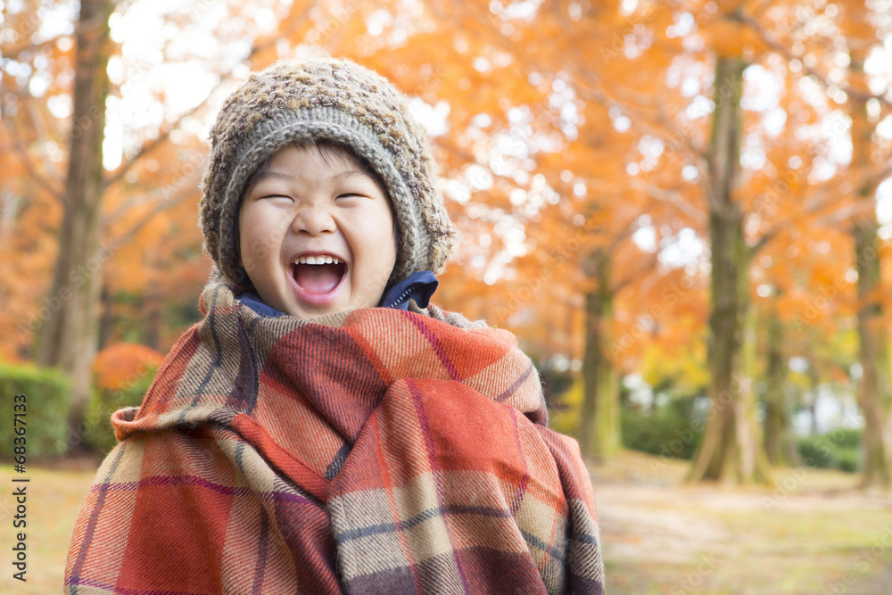 紅葉と笑顔の子供