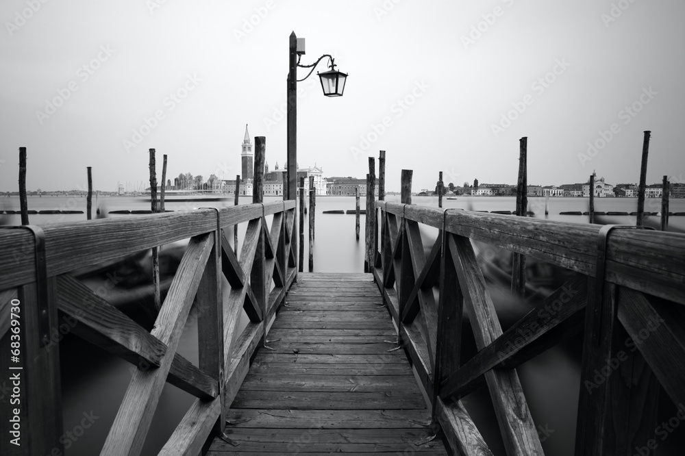 Naklejka premium Czarno-białe zdjęcie nadmorskiej Wenecji