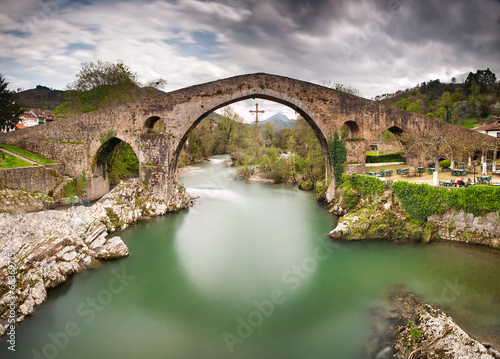Fotografie Old Roman stone bridge in Cangas de Onis (Asturias), Spain.