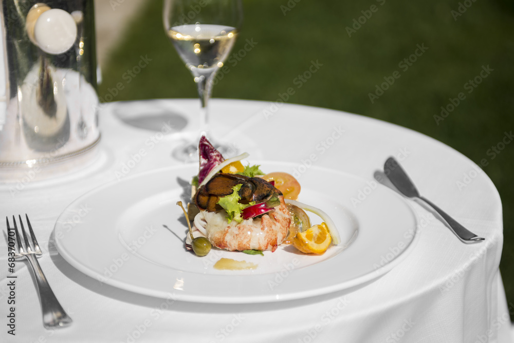 portata di pesce con vino bianco portata di pesce con vino bianco