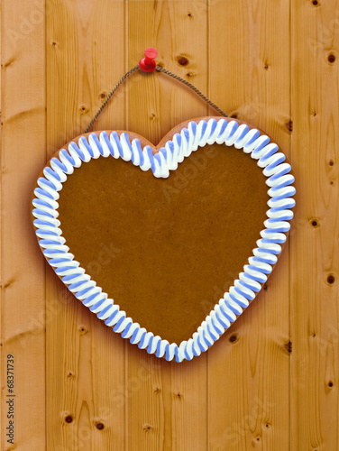 Lebkuchenherz auf Holzwand