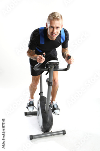 Rower treningowy - mężczyzna na treningu