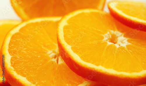 Rodajas de naranja sobre fondo blanco