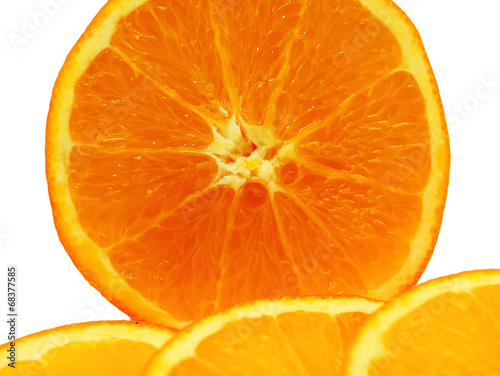 Rodajas de naranja sobre fondo blanco
