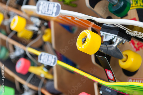 Skateboard in vendita su uno scaffale photo