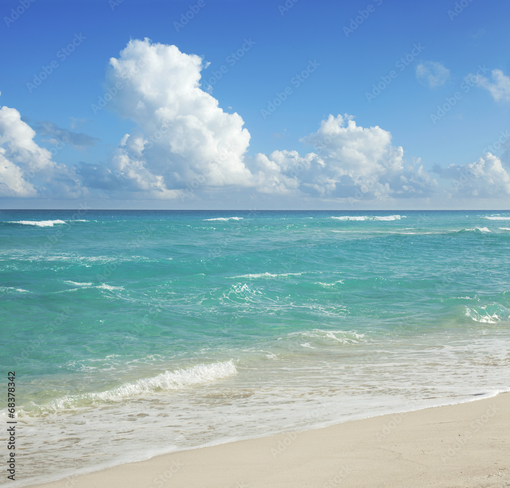 Fototapeta premium Beach and clouds in Cancún, Mexico
