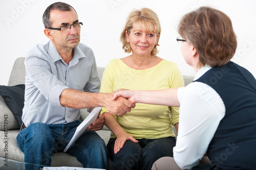 Canvas-taulu Couple talking with financial advisor