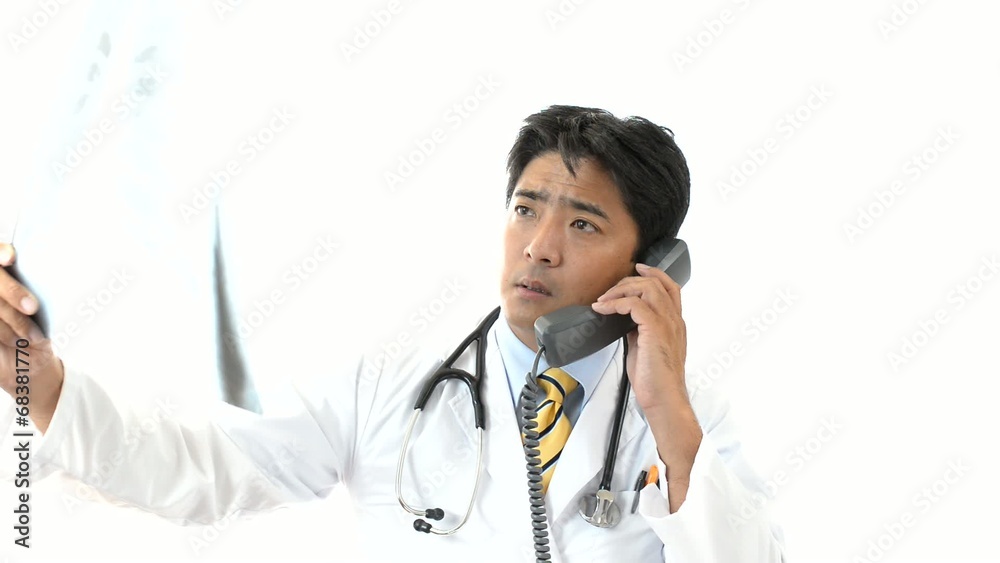 診療中の真剣な表情の医師