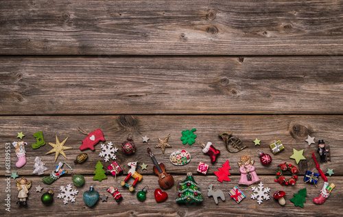 Weihnachtlicher Hintergrund aus Holz mit Rot als Weihnachtskarte