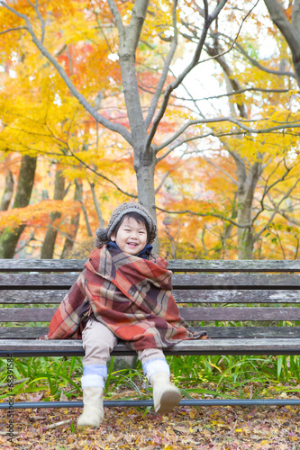 秋の風景と子供
