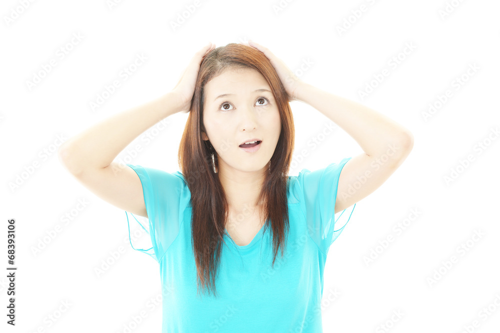 頭を抱える女性 頭を抱える女性
