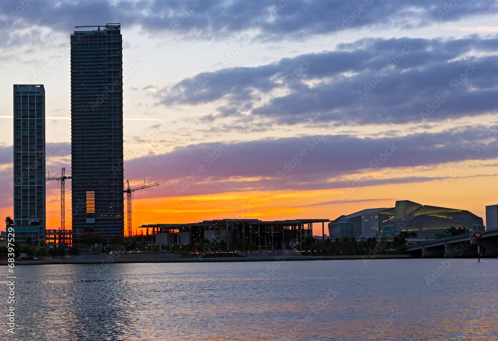 Fototapeta premium Red sunset and skyscrapers near the water
