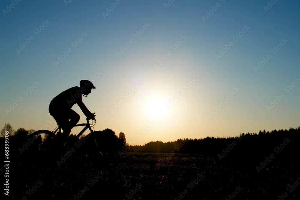 menschen bei sonnenuntergang