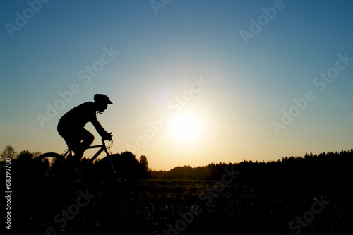 menschen bei sonnenuntergang