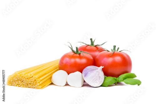 tomaten, gewürze und spaghetti
