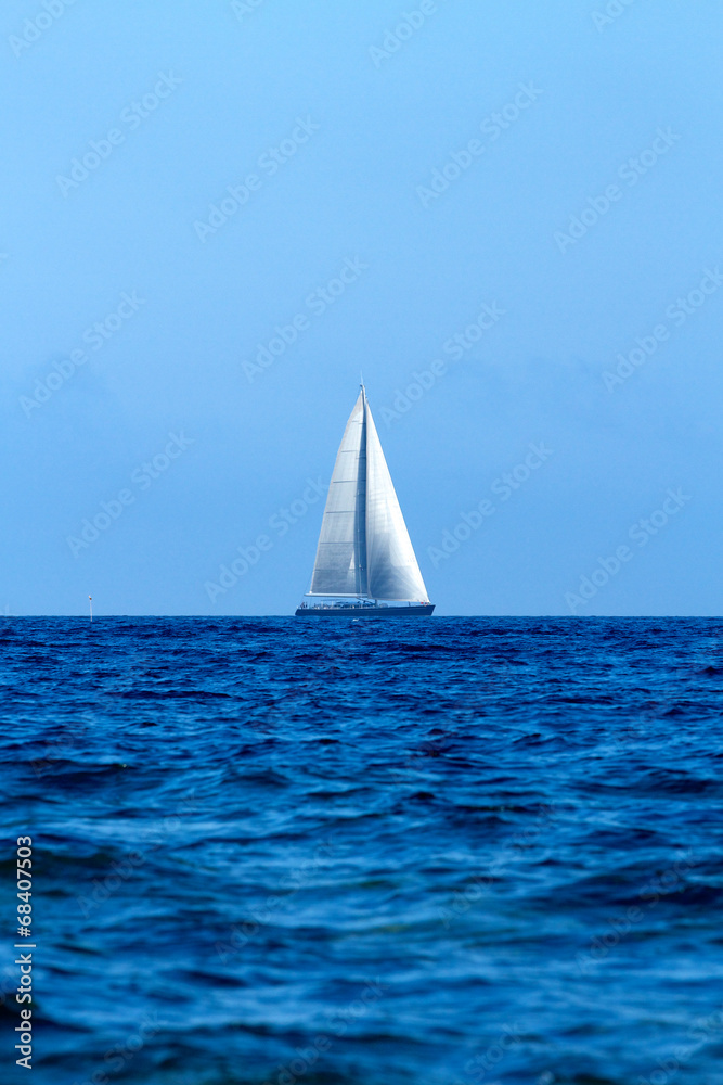 Segelboot am Horizont