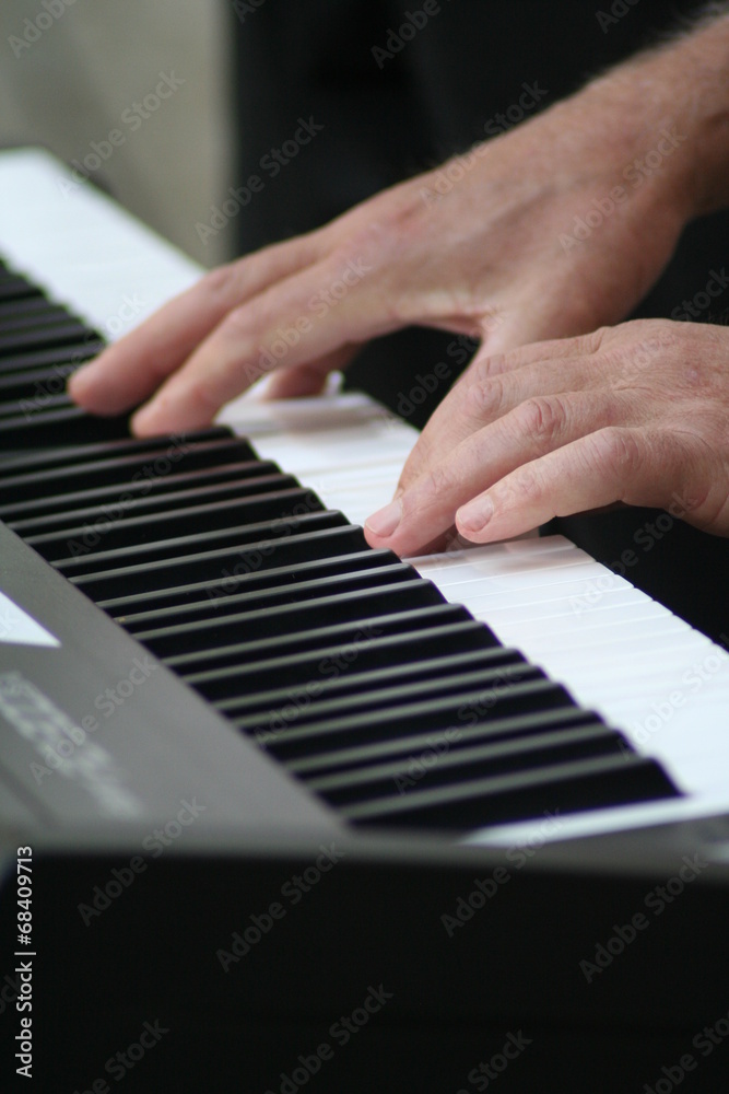 Mains jouant au piano
