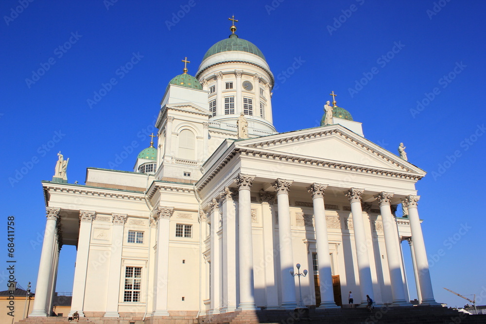 Der weiße Dom von Helsinki am berühmten Senatsplatz
