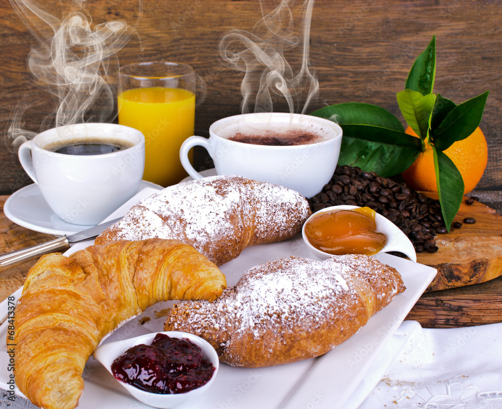 Leckeres Frühstück mit Latte Macchiato und Croissants :) Stock-Foto ...