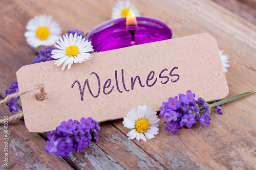 Wellness - Schild mit Text und Blumendekoration