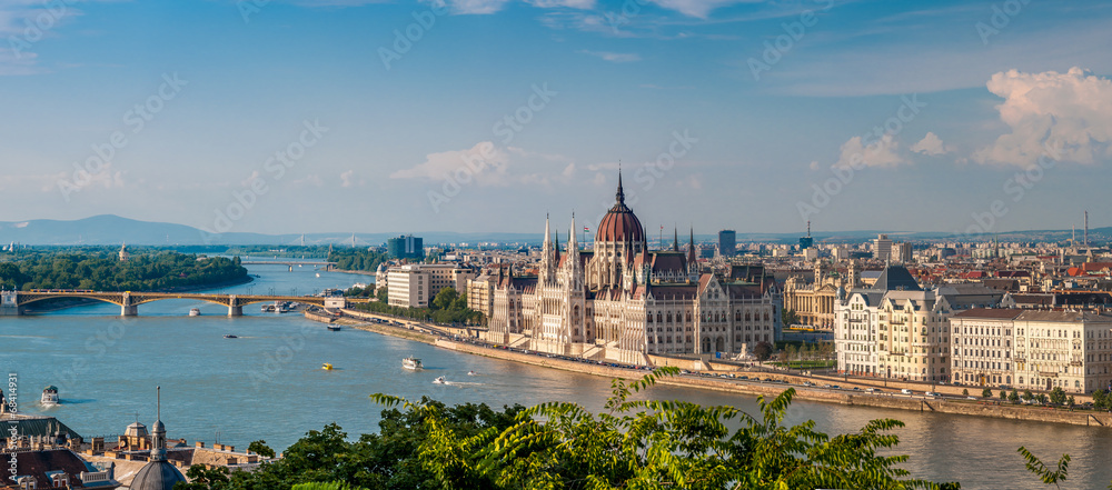 Obraz premium Widok na panoramę parlamentu z Dunajem w Budapeszcie