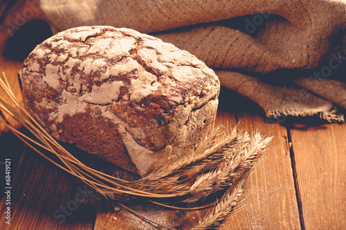 Tableau sur toile bread on wooden boards, touch-up in retro style