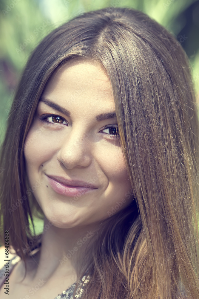 Fototapeta premium portret dziewczynki w parku