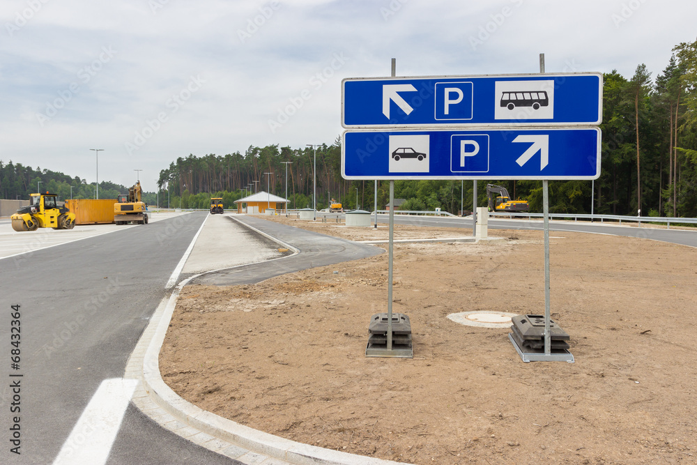 Neu gebaute Parkplätze an der Autobahn StockFoto Adobe Stock