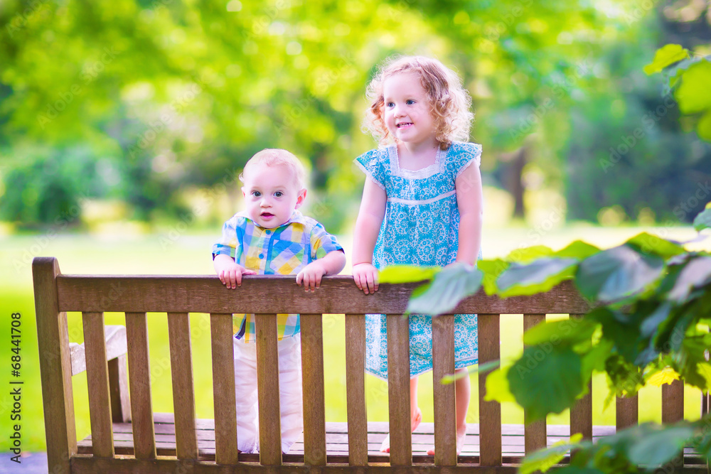 Fototapeta premium Two kids on a park bench