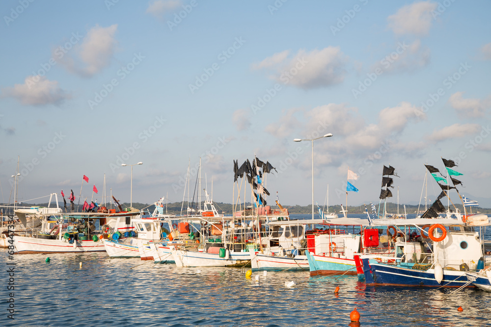 Reiseziel Griechenland: Fischerboote - typisch griechisch - obrazy, fototapety, plakaty 