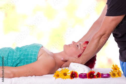 Entspannende Nacken-Massage für eine junge schöne Frau