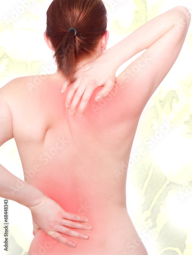 Frau mit Rücken- und Nackenschmerzen