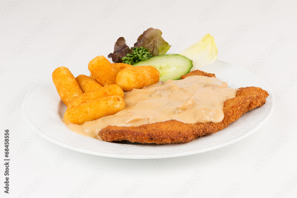Paniertes Kotelett mit Jägersoße und Kroketten Stock Photo | Adobe Stock