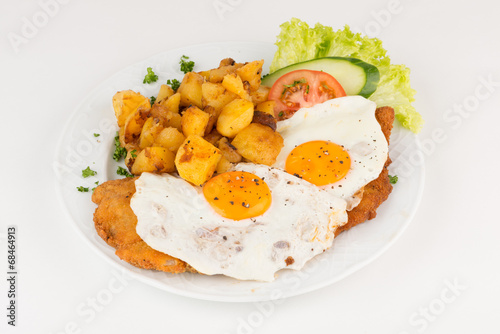 Schnitzel mit Bratkartoffeln und Eiern