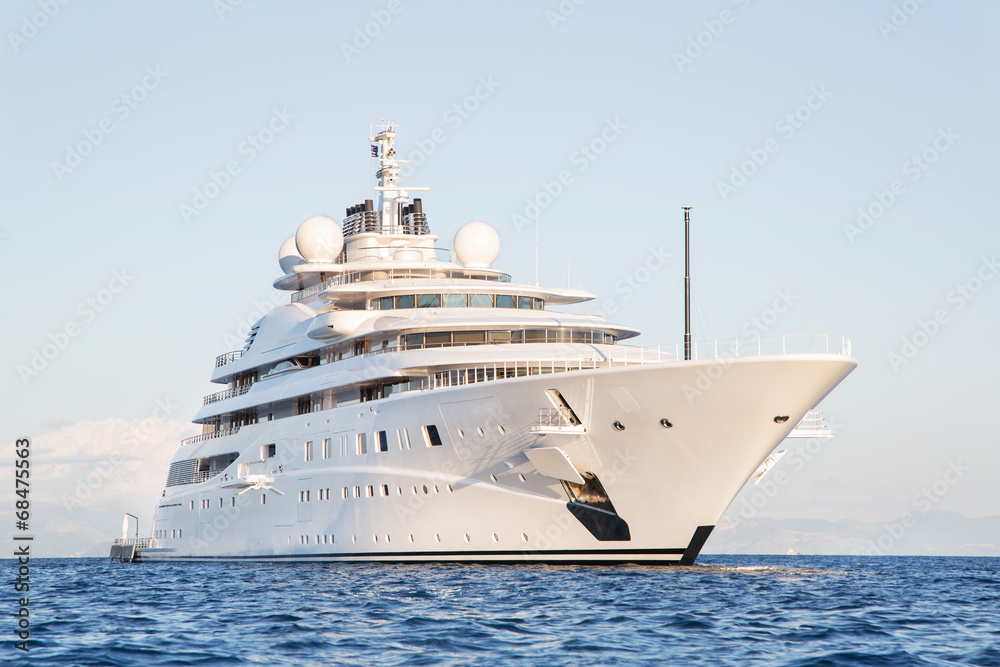 Luxusschiff: Mega Yacht am Meer