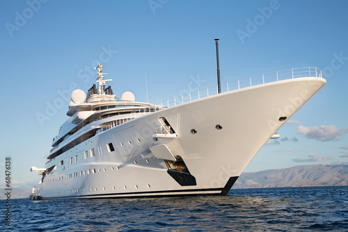 Immens große Mega Yacht: Wohlstand Konzept Milliardäre © Jeanette Dietl