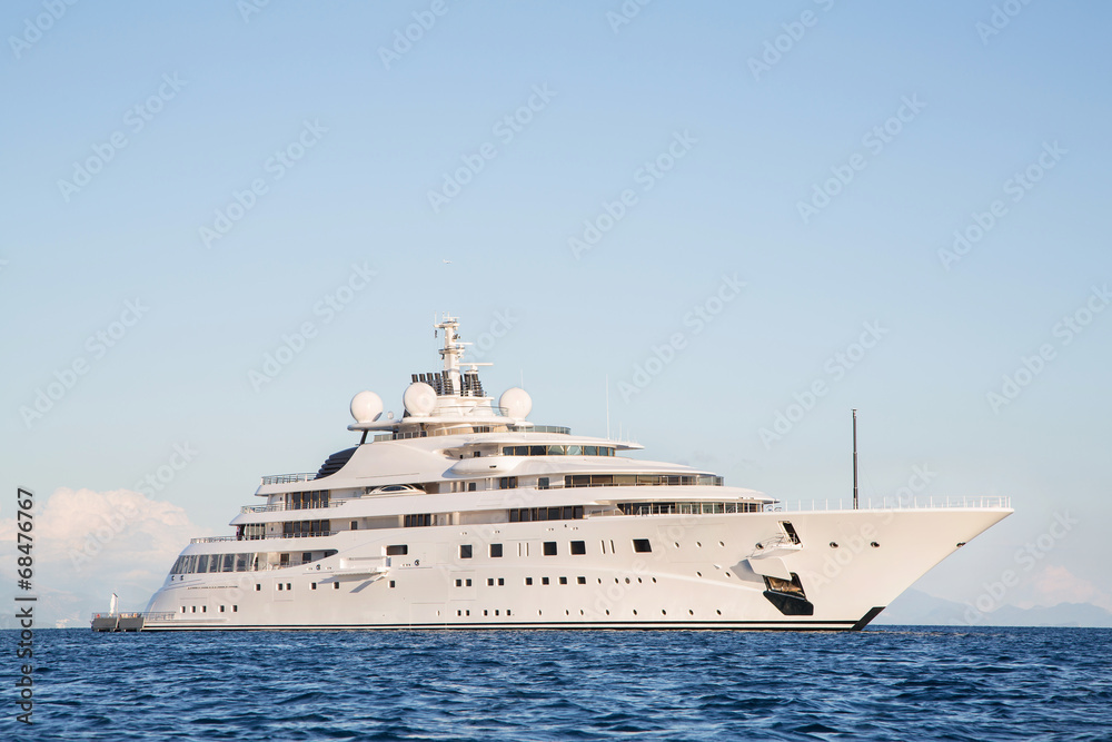 Luxuriöse Mega Yacht am Meer